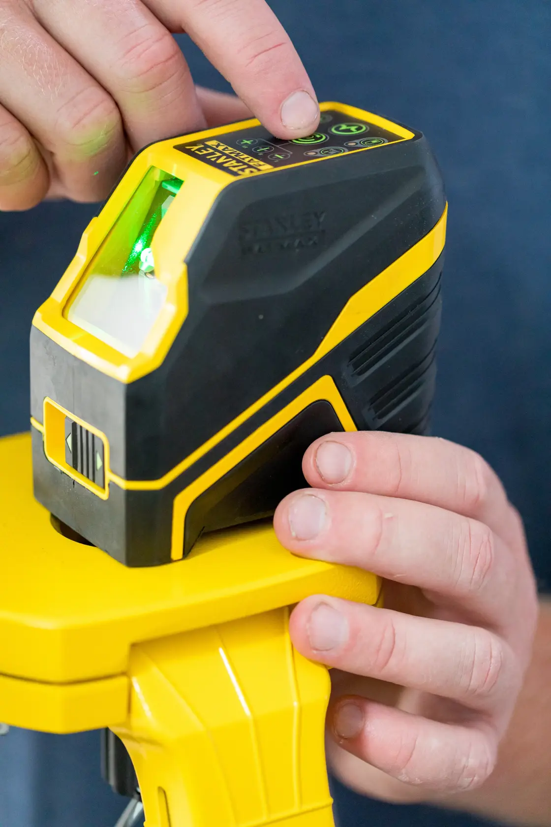 NIVELA LASER CRUCE VERDE CU BATERII ALCALINE - 20M STANLEY® FATMAX®
