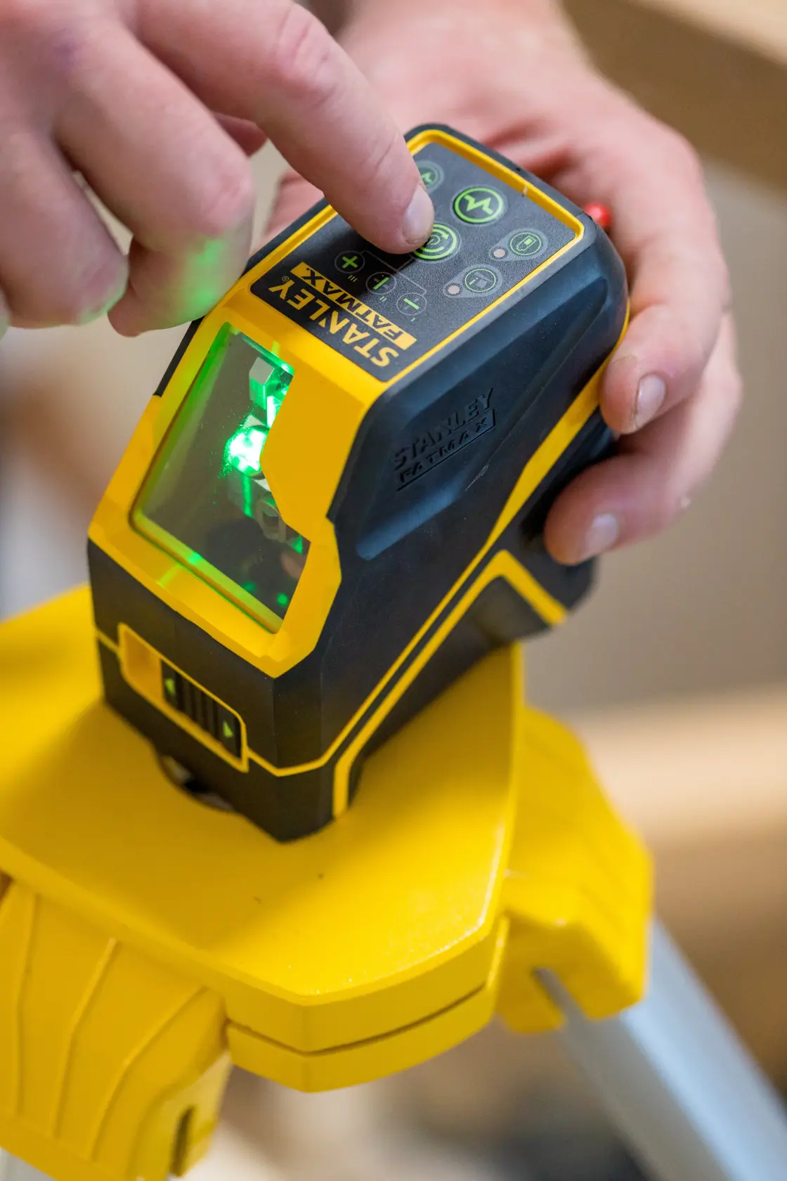 Nivelă laser cu linie transversală verde STANLEY® FATMAX® li-ion